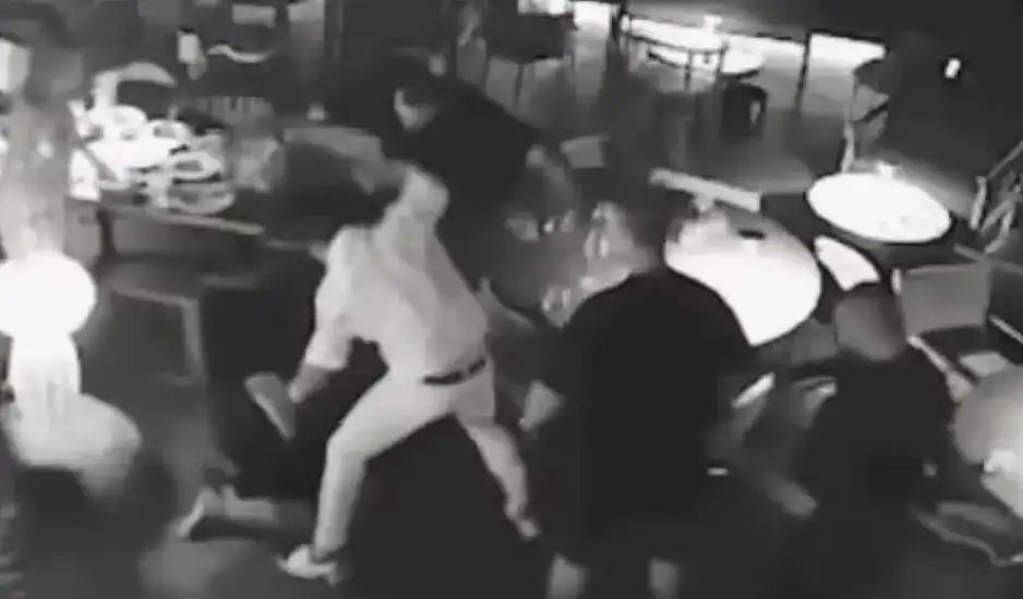 Νέο βίντεο ντοκουμέντο από τη συμπλοκή σε beach bar της Χαλκιδικής – Θαμώνες ουρλιάζουν και κρύβονται κάτω από τραπέζια