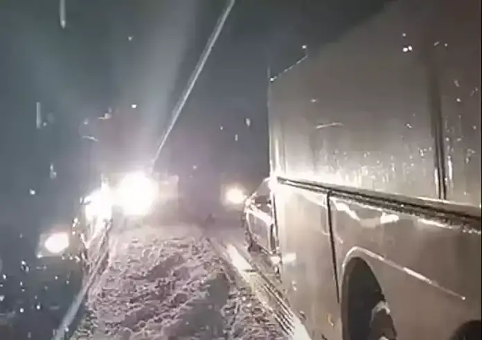 Απεγκλωβίστηκαν 100 Θεσσαλονικείς που είχαν εγκλωβιστεί για 17 ώρες λόγω χιονοθύελλας στο δρόμο από Πράγα για Βιέννη