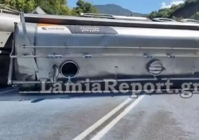 Τούμπαρε βυτιοφόρο στην Αθηνών – Λαμίας στο ύψος της Υλίκης: Κλειστά και τα δύο ρεύματα στην Εθνική οδό