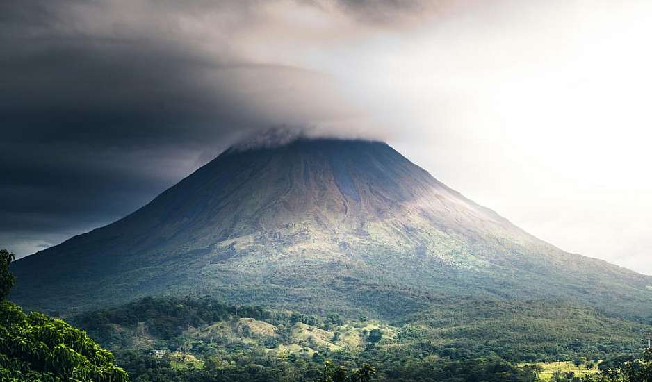 Τραγικό τέλος για τουρίστρια σε ηφαίστειο – Πόζαρε στον φακό του συζύγου και έπεσε στον κρατήρα
