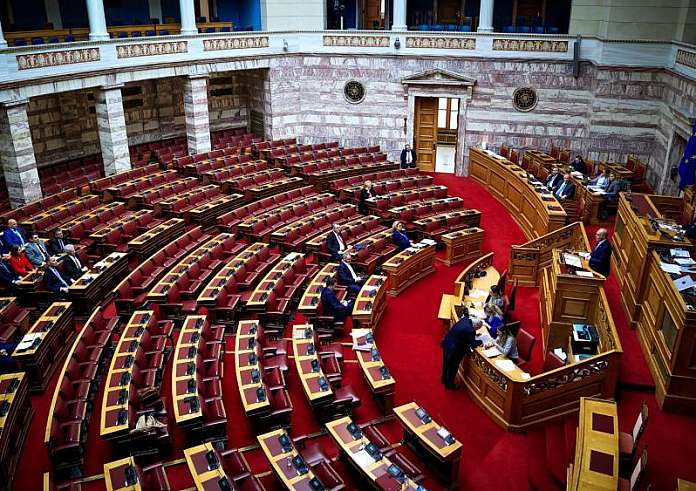 Ένταση στη Βουλή για τα μη κρατικά πανεπιστήμια – Αίτημα απόσυρσης του νομοσχεδίου και θέμα αντισυνταγματικότητας