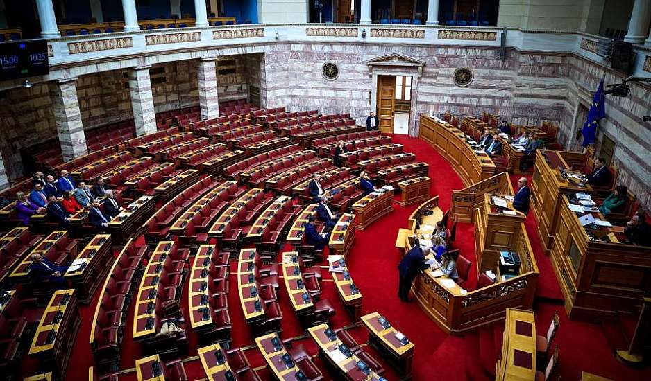 Ένταση στη Βουλή για τα μη κρατικά πανεπιστήμια – Αίτημα απόσυρσης του νομοσχεδίου και θέμα αντισυνταγματικότητας