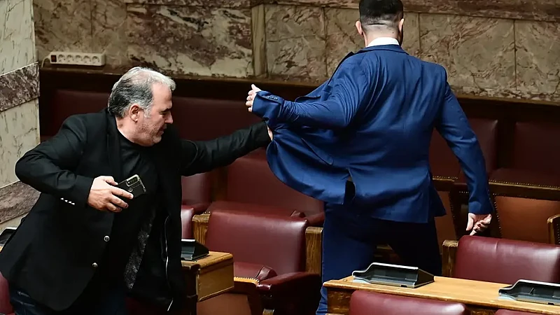 Βουλή: O πρώην βουλευτής των Σπαρτιατών, Φλώρος, γρονθοκόπησε βουλευτή της Ελληνικής Λύσης