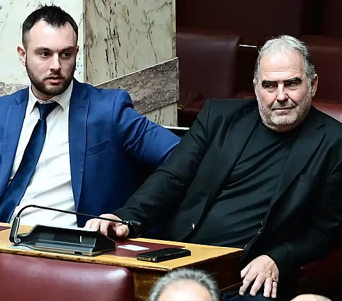 Ξύλο στη Βουλή: Αφέθηκε ελεύθερος ο Κωνσταντίνος Φλώρος – Δεν μπορεί να πλησιάσει τον Γραμμένο στα 50 μέτρα