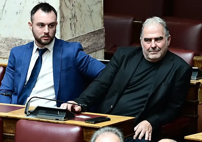 Ξύλο στη Βουλή: Αφέθηκε ελεύθερος ο Κωνσταντίνος Φλώρος – Δεν μπορεί να πλησιάσει τον Γραμμένο στα 50 μέτρα