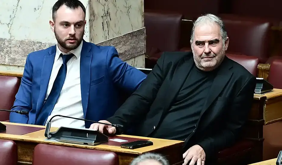 Ξύλο στη Βουλή: Αφέθηκε ελεύθερος ο Κωνσταντίνος Φλώρος – Δεν μπορεί να πλησιάσει τον Γραμμένο στα 50 μέτρα