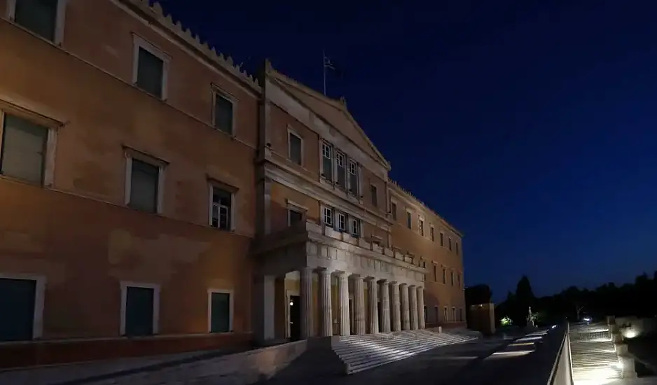 Φάρσα το τηλεφώνημα για βόμβα στη Βουλή - Δόθηκαν στην κυκλοφορία η Bασ. Aμαλίας και η Bασ. Σοφίας
