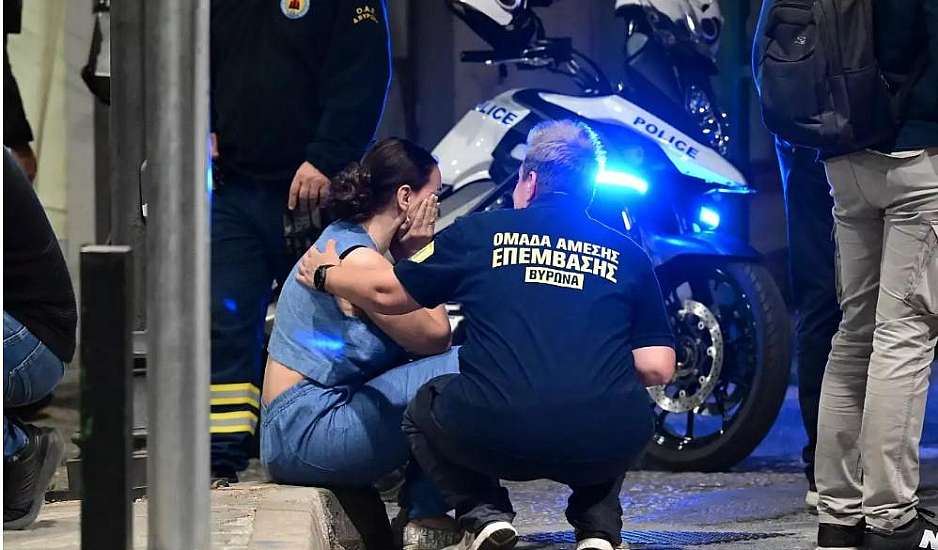 Βύρωνας: Γάζωσαν ζευγάρι μέσα σε αυτοκίνητο.  Νεκρός ο άνδρας. Το παιδί φώναζε «βοήθεια ο μπαμπάς μου»