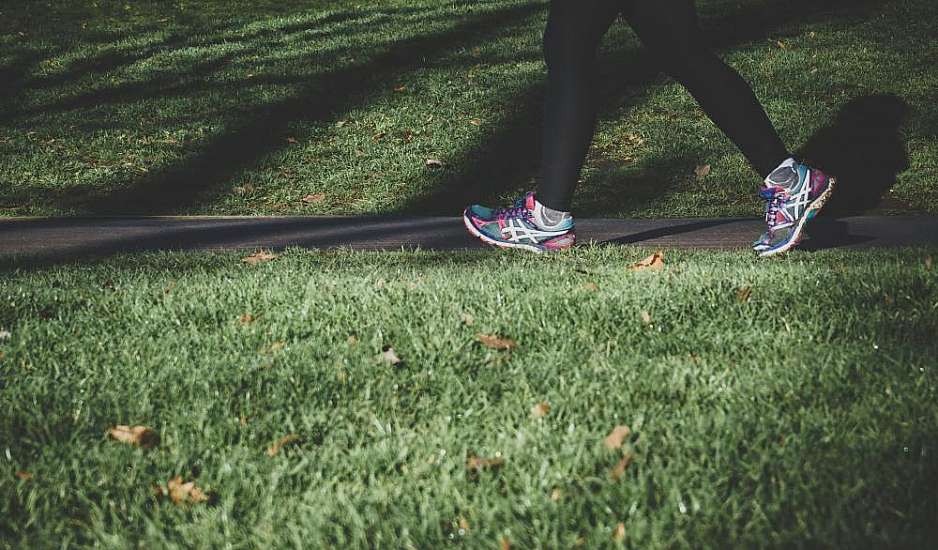 Retro Walking: Η νέα τάση στη γυμναστική που κάνει θραύση στο TikTok