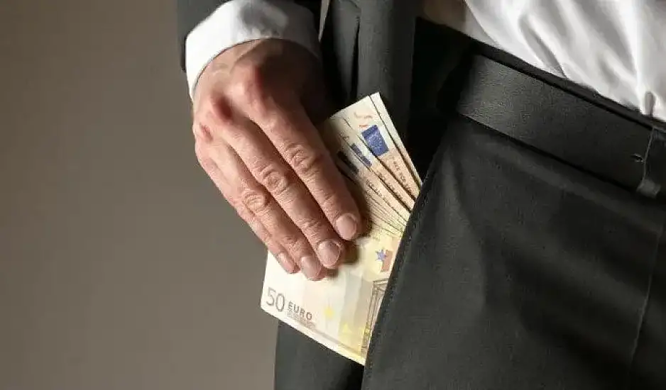 Γνωστός δικηγόρος καταγγέλλεται πως απέσπασε χιλιάδες ευρώ από μετανάστες