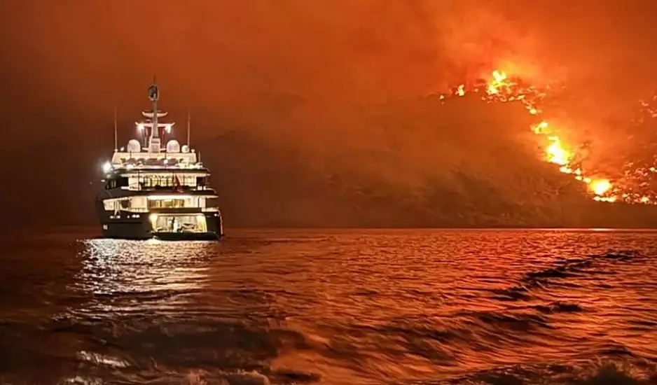 Υπάρχει διχογνωμία Λιμενικού και Πυροσβεστικής – Τι είπε για τη φωτιά στην Ύδρα