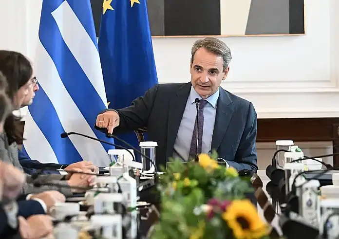 Αποστάσεις της Αθήνας από τον σάλο που προκάλεσε στη Βρετανία η απρέπεια Σούνακ – Υπουργικό σήμερα