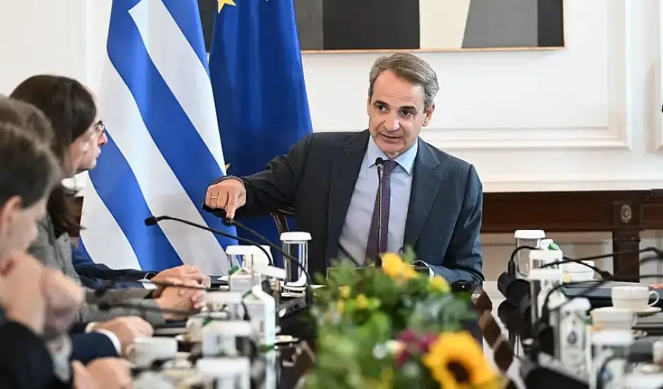 Αποστάσεις της Αθήνας από τον σάλο που προκάλεσε στη Βρετανία η απρέπεια Σούνακ – Υπουργικό σήμερα