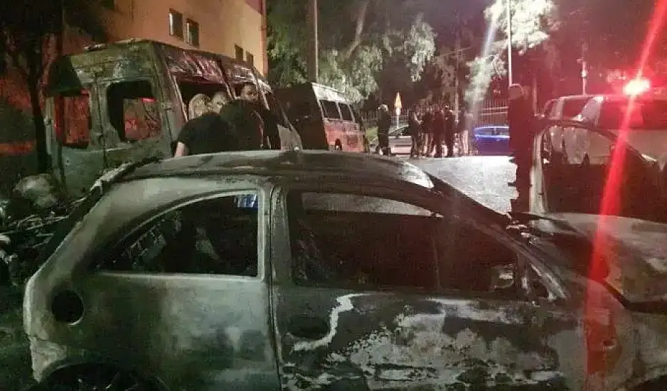 Εμπρηστική επίθεση στου Ζωγράφου: «Έχουν καεί 20 οχήματα, έλιωσαν τα μέταλλα από τις μηχανές μου» – Τι λέει κάτοικος