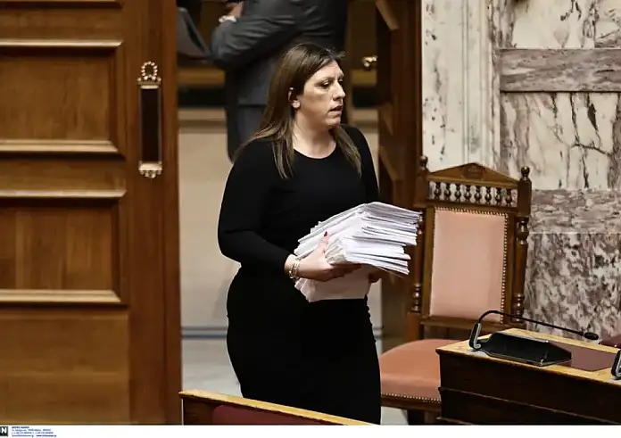 Ζωή Κωνσταντοπούλου: Με μια στοίβα χαρτιά και μία ώρα ομιλία