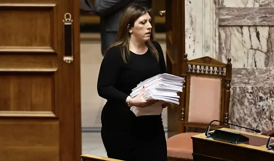 Ζωή Κωνσταντοπούλου: Με μια στοίβα χαρτιά και μία ώρα ομιλία