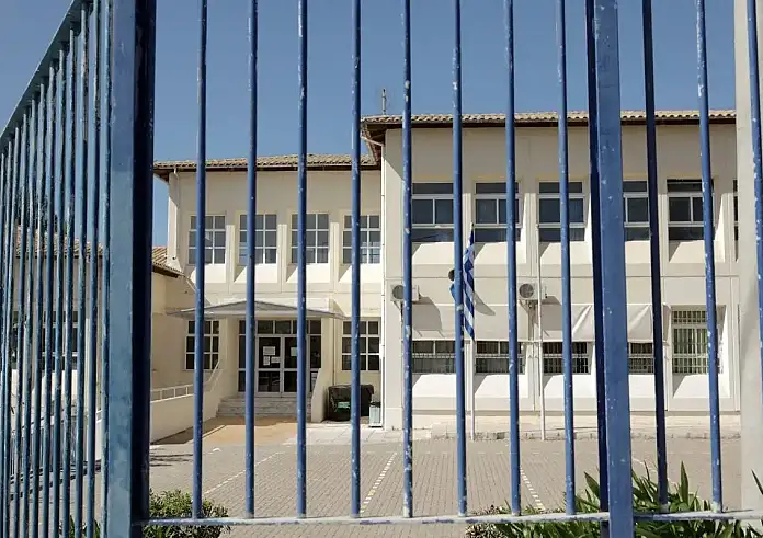 Διόνυσος: 10 άτομα ψέκασαν 17χρονο με σπρέι πιπεριού έξω από ΕΠΑΛ