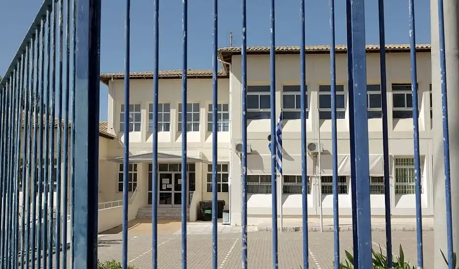 Διόνυσος: 10 άτομα ψέκασαν 17χρονο με σπρέι πιπεριού έξω από ΕΠΑΛ