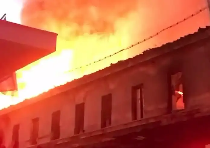 Υπό έλεγχο η φωτιά στο εγκαταλελειμμένο κτίριο στον Πειραιά – Μήνυμα του 112 λόγω των καπνών