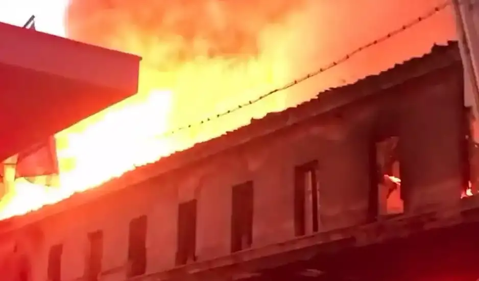 Υπό έλεγχο η φωτιά στο εγκαταλελειμμένο κτίριο στον Πειραιά – Μήνυμα του 112 λόγω των καπνών