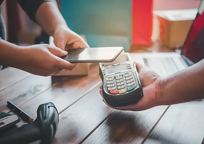 e-αποδείξεις – Ποιοι κινδυνεύουν με έξτρα φόρο και οι «τυχεροί» φορολογούμενοι που δεν χρειάζεται να ανησυχούν