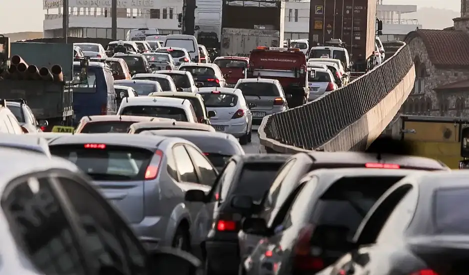 Καραμπόλα στα Μέγαρα – Καθυστερήσεις έως 20΄ στην Αττική Οδό, προς Μαρκόπουλο