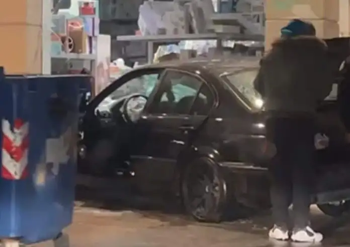 Μεθυσμένος οδηγός στη Κατερίνη έπεσε με Ι.Χ. σε τζαμαρία καταστήματος