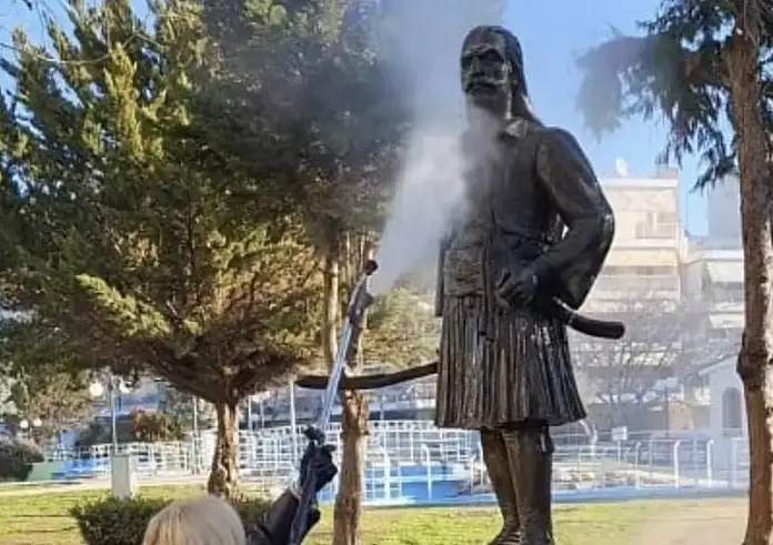 Θεσσαλονίκη: Καθαρίστηκε το άγαλμα του Κατσαντώνη μετά το βανδαλισμό από 15χρονο