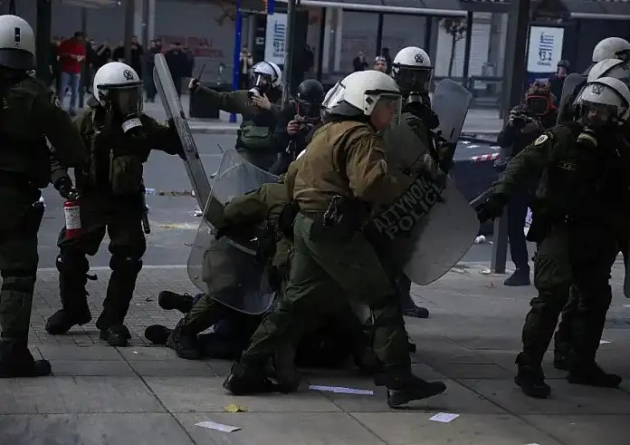 Σύνταγμα: Με χημικά διαλύθηκε η συγκέντρωση για τα Τέμπη - Τραυματισμοί διαδηλωτών