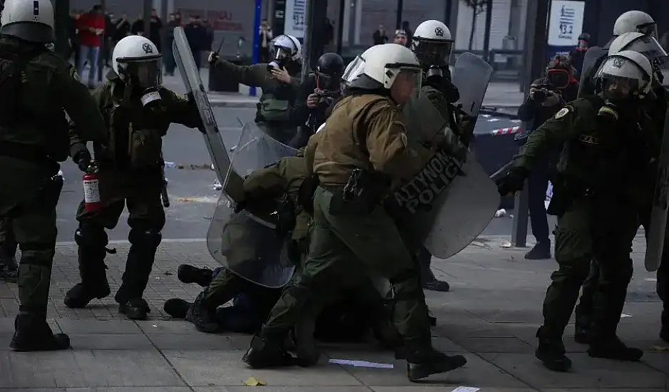 Σύνταγμα: Με χημικά διαλύθηκε η συγκέντρωση για τα Τέμπη - Τραυματισμοί διαδηλωτών
