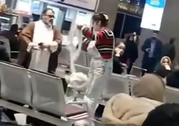 Ιρανή αρπάζει το τουρμπάνι κληρικού που την έβρισε για το χιτζάμπ - Βίντεο