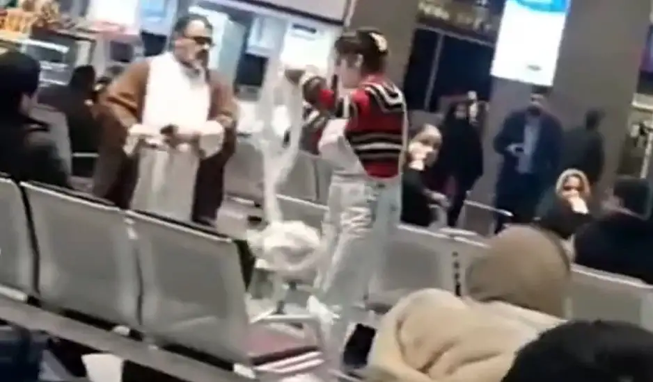 Ιρανή αρπάζει το τουρμπάνι κληρικού που την έβρισε για το χιτζάμπ - Βίντεο