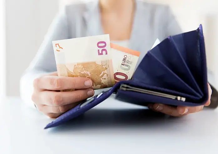 Αντίστροφη μέτρηση για τον νέο κατώτατο μισθό