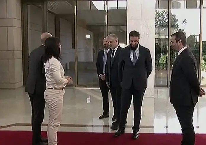 Γιατί ο Άχμεντ αλ-Σαράα αρνήθηκε χειραψία στην Γερμανίδα Υπουργό Εξωτερικών, Αναλένα Μπέρμποκ - Βίντεο