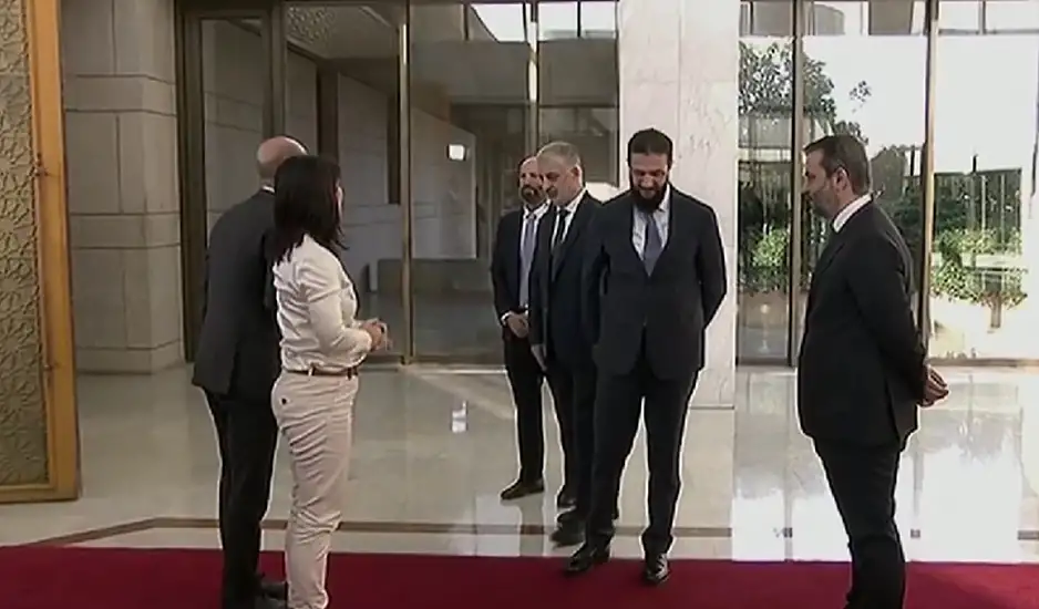 Γιατί ο Άχμεντ αλ-Σαράα αρνήθηκε χειραψία στην Γερμανίδα Υπουργό Εξωτερικών, Αναλένα Μπέρμποκ - Βίντεο