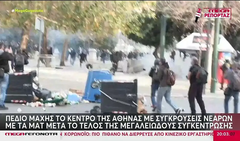 Διαδήλωση για Τέμπη: Συγκρούσεις νεαρών με τα ΜΑΤ - Πεδίο μάχης το κέντρο της Αθήνας