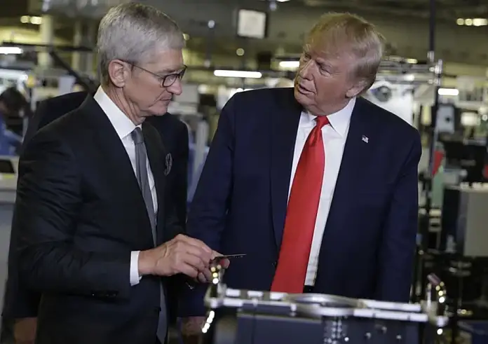 Τιμ Κουκ: Δωρεά 1.000.000 δολάρια από τον CEO της Apple για την ορκωμοσία Τραμπ