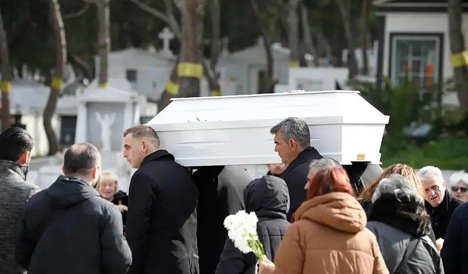 Κηδεία του 3χρονου Άγγελου: Η χειρότερη στιγμή είναι να συνοδεύεις αυτό το μικρό λευκό φέρετρο