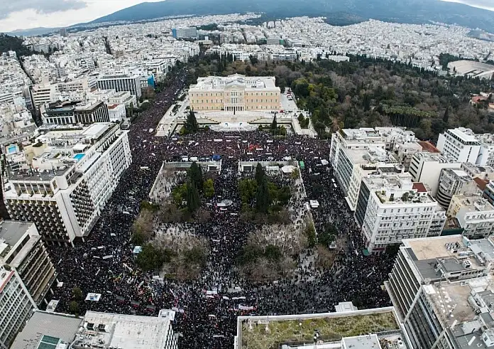 Ασφυκτικά γεμάτη η πλατεία Συντάγματος: Η μαζικότερη συγκέντρωση των τελευταίων δεκαετιών