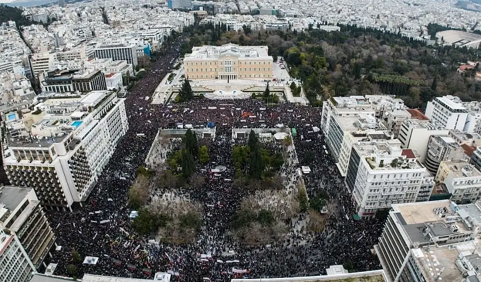 Ασφυκτικά γεμάτη η πλατεία Συντάγματος: Η μαζικότερη συγκέντρωση των τελευταίων δεκαετιών