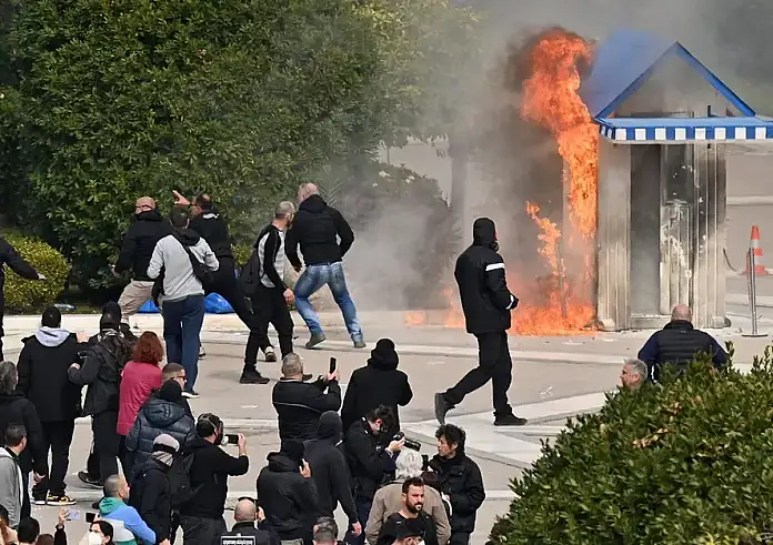 Έκαψαν το φυλάκιο των ευζώνων της προεδρικής φρουράς
