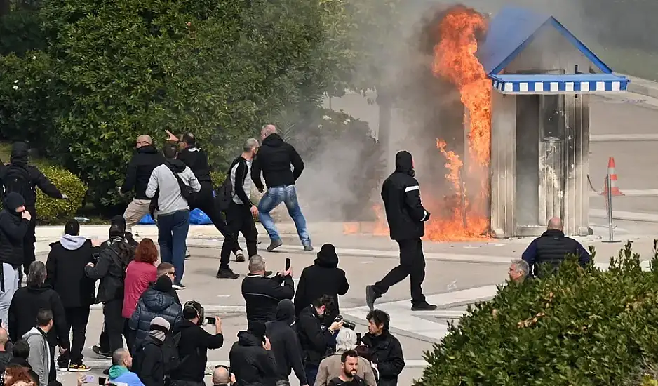 Έκαψαν το φυλάκιο των ευζώνων της προεδρικής φρουράς