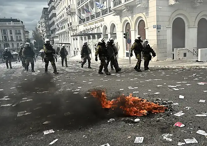 Σοβαρά επεισόδια στον προαύλιο χώρο της Βουλής – Μολότοφ και πέτρες
