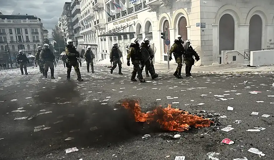 Σοβαρά επεισόδια στον προαύλιο χώρο της Βουλής – Μολότοφ και πέτρες