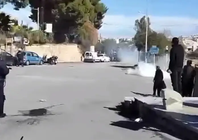 Ηράκλειο: Επεισόδια στη διαδήλωση των πολιτών για τα Τέμπη - Μάχες σώμα με σώμα ΜΑΤ και κουκουλοφόροι