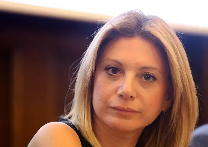 Καρυστιανού: Τα εφτά ερωτήματα στον Δέδε - Αναρωτιέμαι ποια είναι τα αληθινά σας κίνητρα