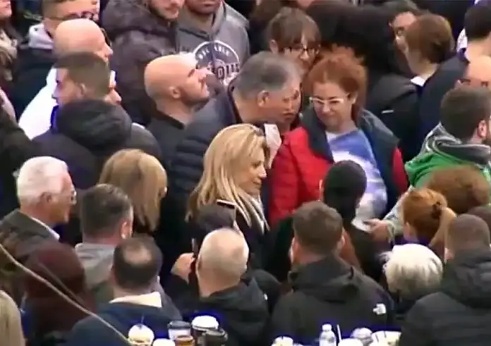 Στο Σύνταγμα και η Μαρία Καρυστιανού – Έγινε δεκτή με καθολικό χειροκρότημα