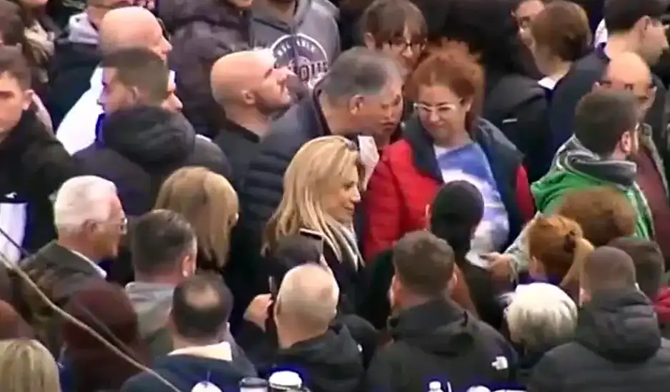 Στο Σύνταγμα και η Μαρία Καρυστιανού – Έγινε δεκτή με καθολικό χειροκρότημα