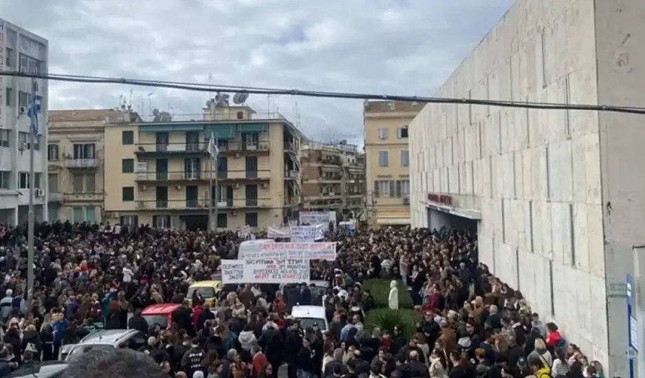 Κέρκυρα: Χιλιάδες πολίτες στην συγκέντρωση για τα Τέμπη