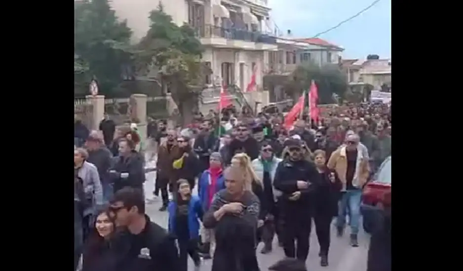 Μυτιλήνη: Κατακλίστηκαν από κόσμο οι δρόμοι για τα Τέμπη
